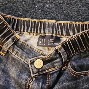 Gap shorts for a little girl